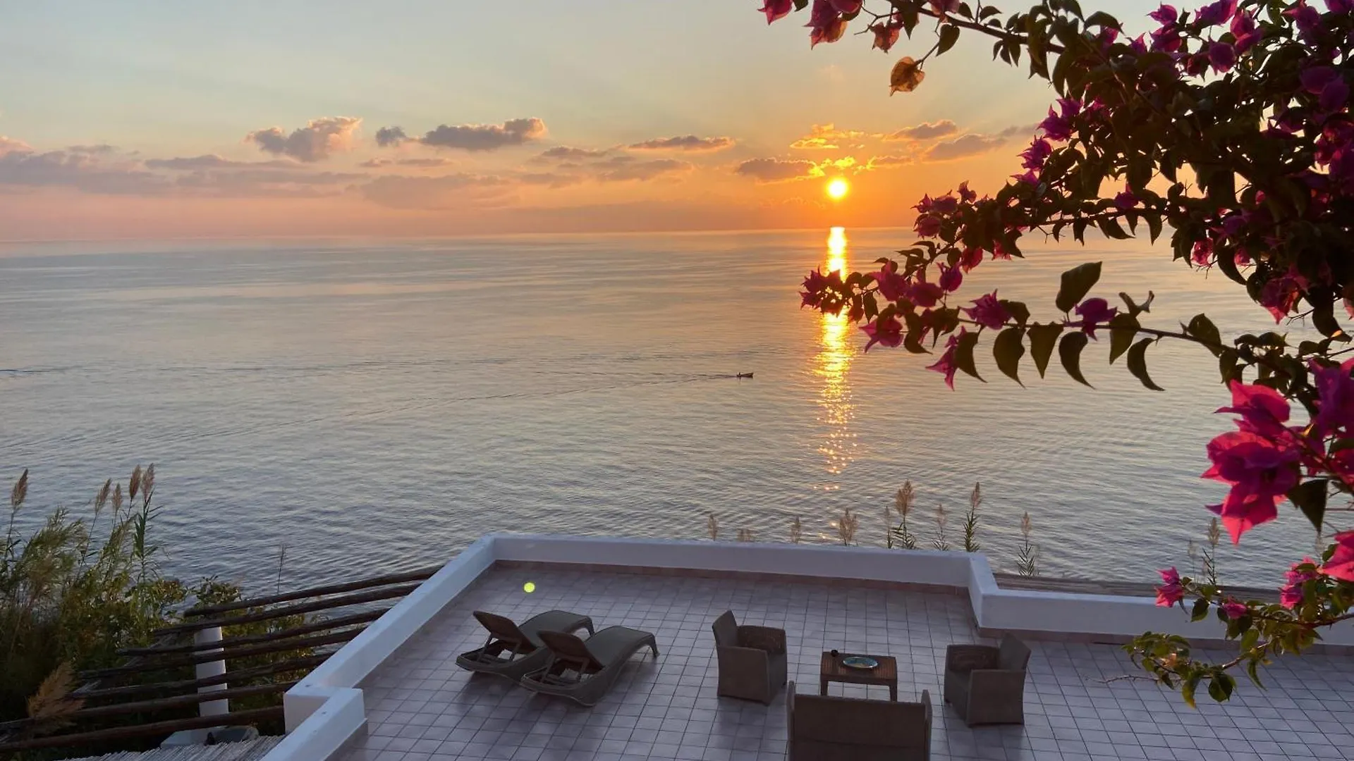 Villa Mare - Suspended Over The Sea location
